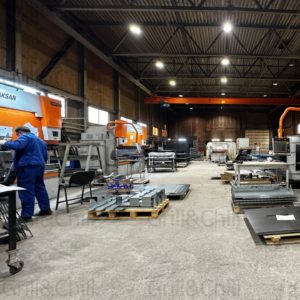 Общий план зоны участка гибки металла с работающим человеком. Производство модульных барбекю-комплексов и печей для барбекю производителя Grill&Chill ❘ grilldacha.ru