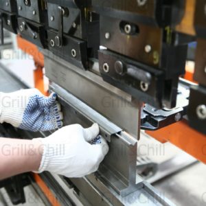 Работа за станком по гибке металла. Производство модульных барбекю-комплексов и печей для барбекю производителя Grill&Chill ❘ grilldacha.ru